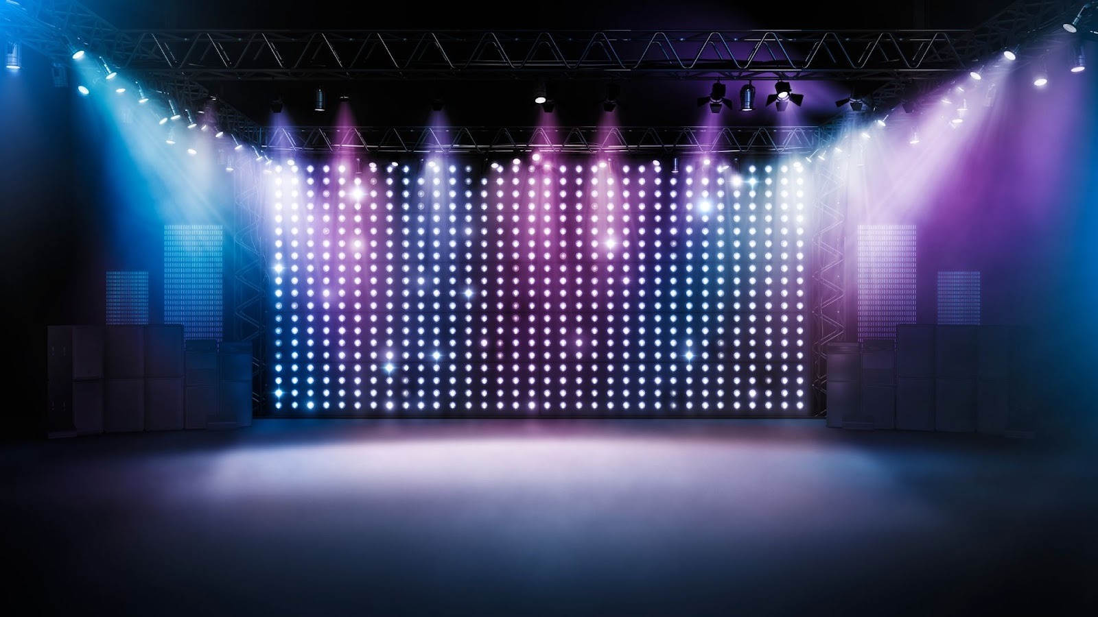 現代化 LED 點陣背景牆舞台，搭配藍紫色對稱投射燈，空曠舞台區域適合作為活動背景或產品發表會參考