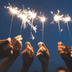 多人手持點燃的仙女棒煙火，在深藍色傍晚夜空下營造浪漫歡樂的慶祝氛圍，適合作為節慶、派對或友誼主題視覺。