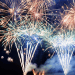 夜空中多層次、五彩繽紛的煙火齊放，伴隨著白色煙霧，畫面充滿張力