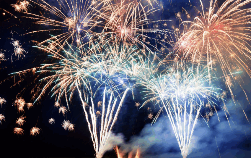 夜空中多層次、五彩繽紛的煙火齊放，伴隨著白色煙霧，畫面充滿張力